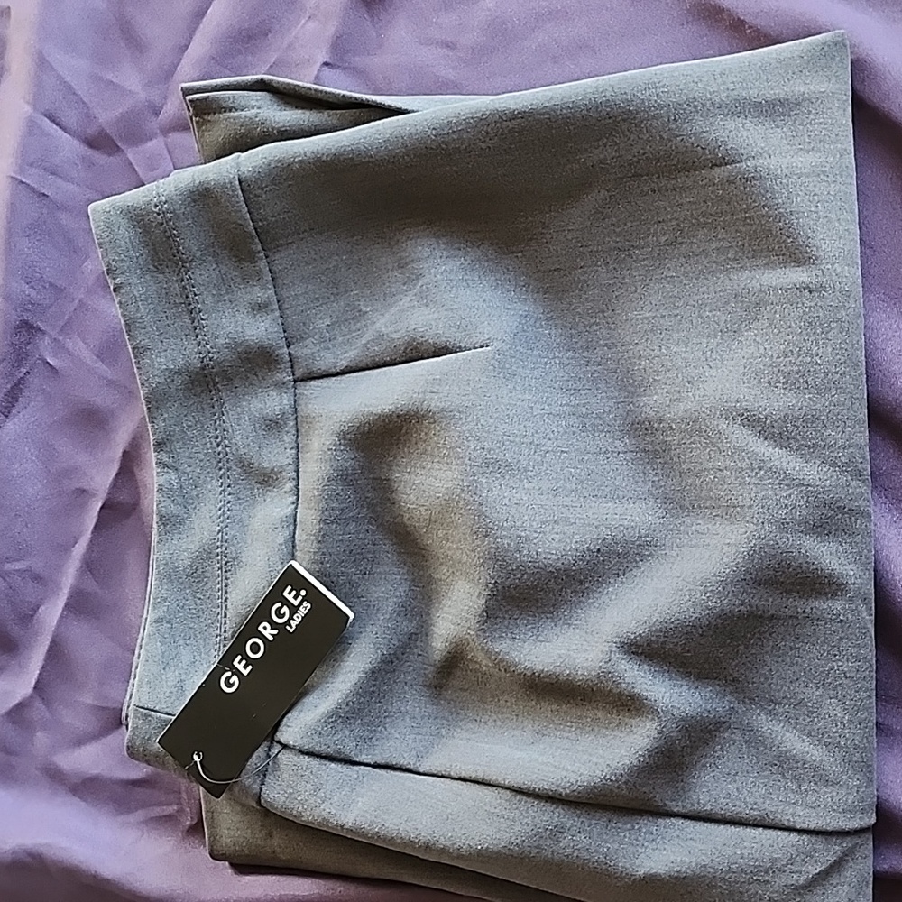 Size 16 Gray pencil skirt NWT.